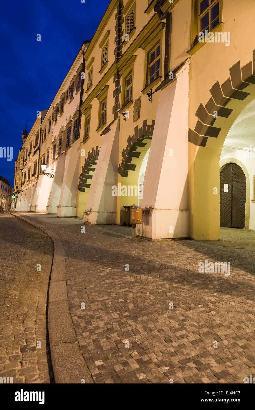 Stadt Häusern mit Arkaden am Hauptplatz in Kromeriz (Moravia, Tschechien) bei Nachtbeleuchtung. Stockfoto