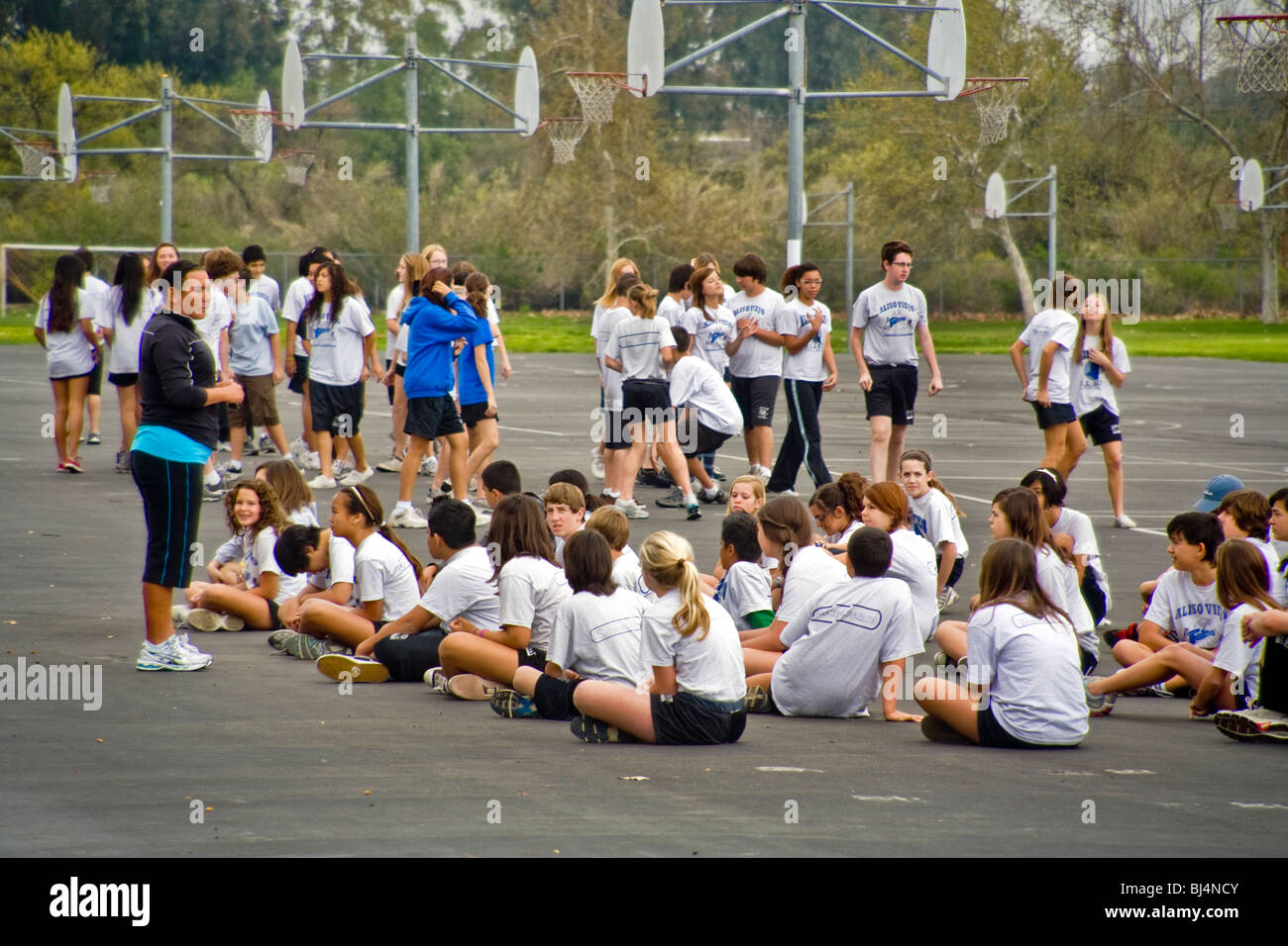 Uniformierte Mittelschüler / innen erweisen sich für Sportunterricht im Freien in Aliso Viejo, Kalifornien. Stockfoto