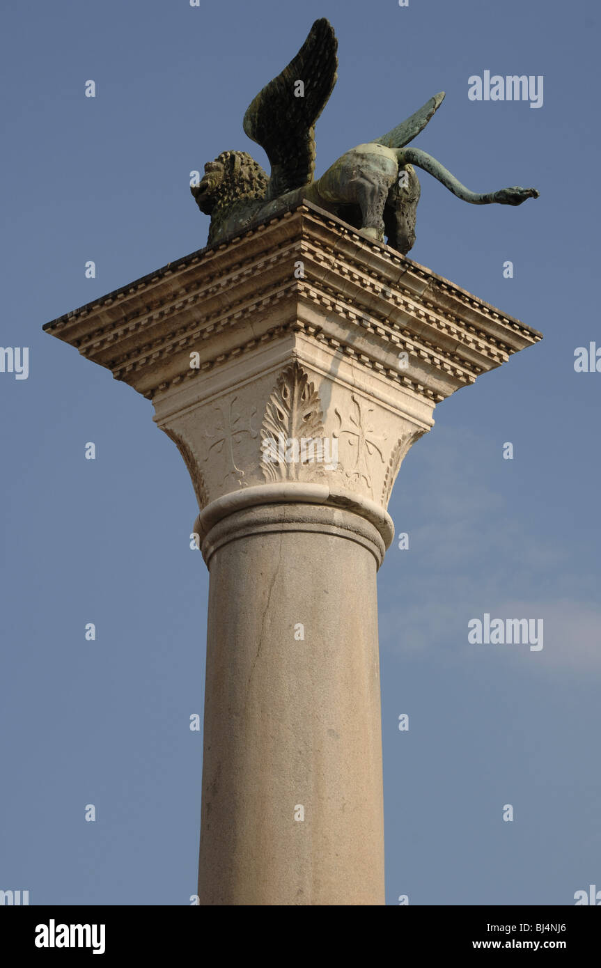 Geflügelte Löwenstatue des Heiligen Markus auf eine Granitsäule in der Piazzetta. Venedig. Italien. Stockfoto