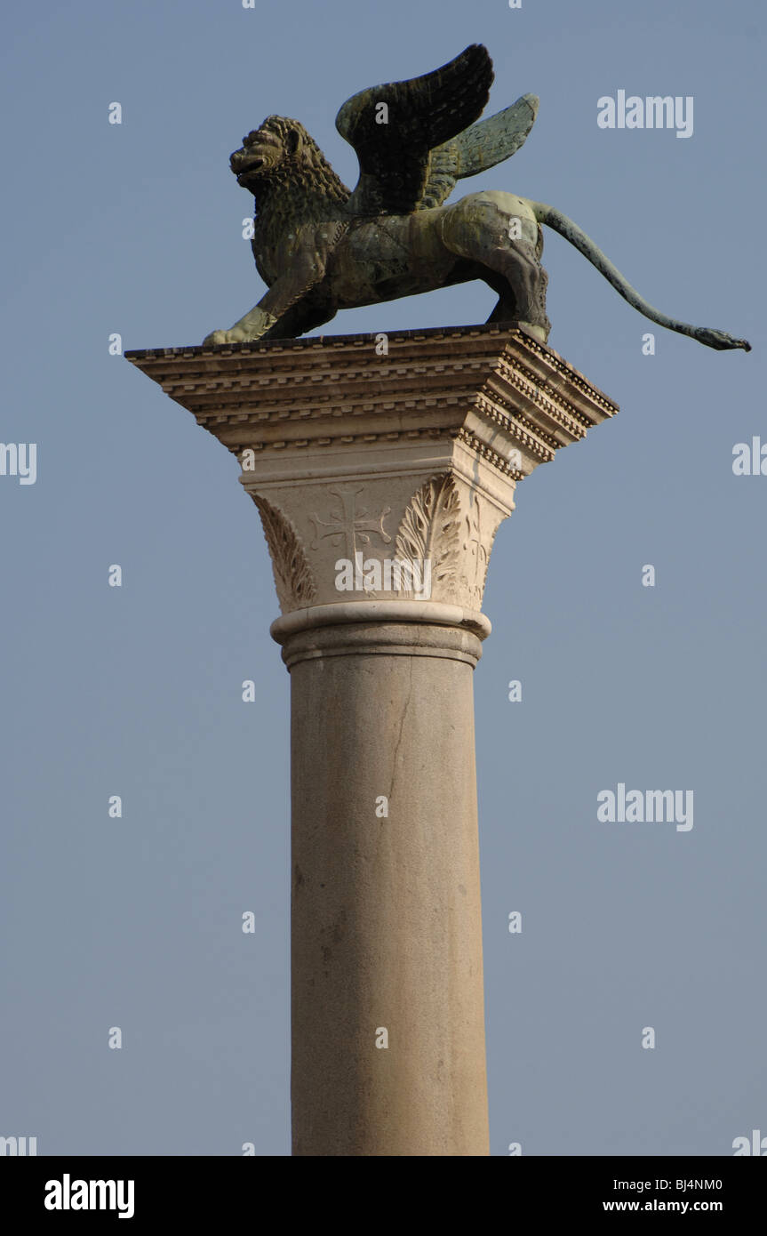 Geflügelte Löwenstatue des Heiligen Markus auf eine Granitsäule in der Piazzetta. Venedig. Italien. Stockfoto