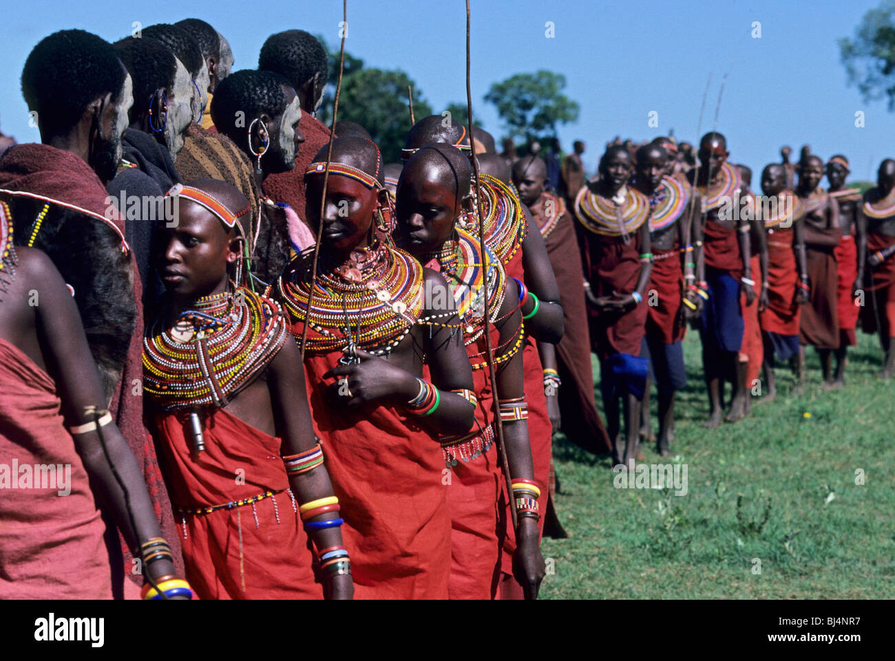 Masai Mädchen grüßen Ältesten, Eunoto Zeremonie, Kenia, Afrika Stockfoto