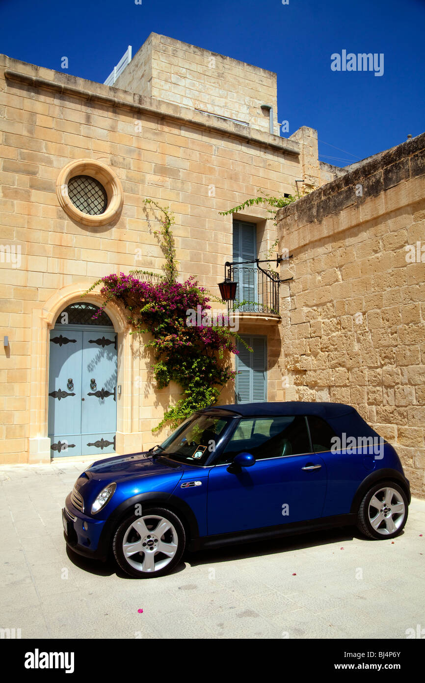 Ecke von Mdina in Malta mit einem blauen Mini Auto Stockfoto