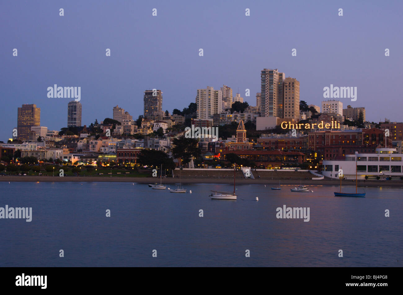 Ghirardelli Square Gegend und Russian Hill Skyline in der Abenddämmerung, San Francisco, Kalifornien, USA Stockfoto