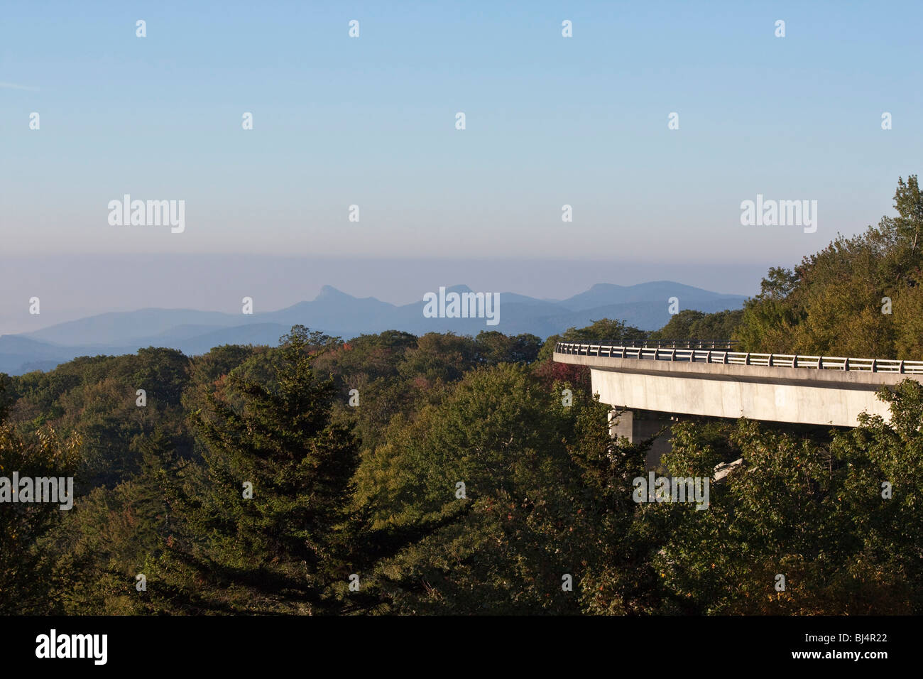 North Carolina Appalachian Mountains Blue Ridge Parkway Großvater Mountain Range Linn Cove Viaduct Bridge in den USA dichten Wald in hoher Auflösung Stockfoto