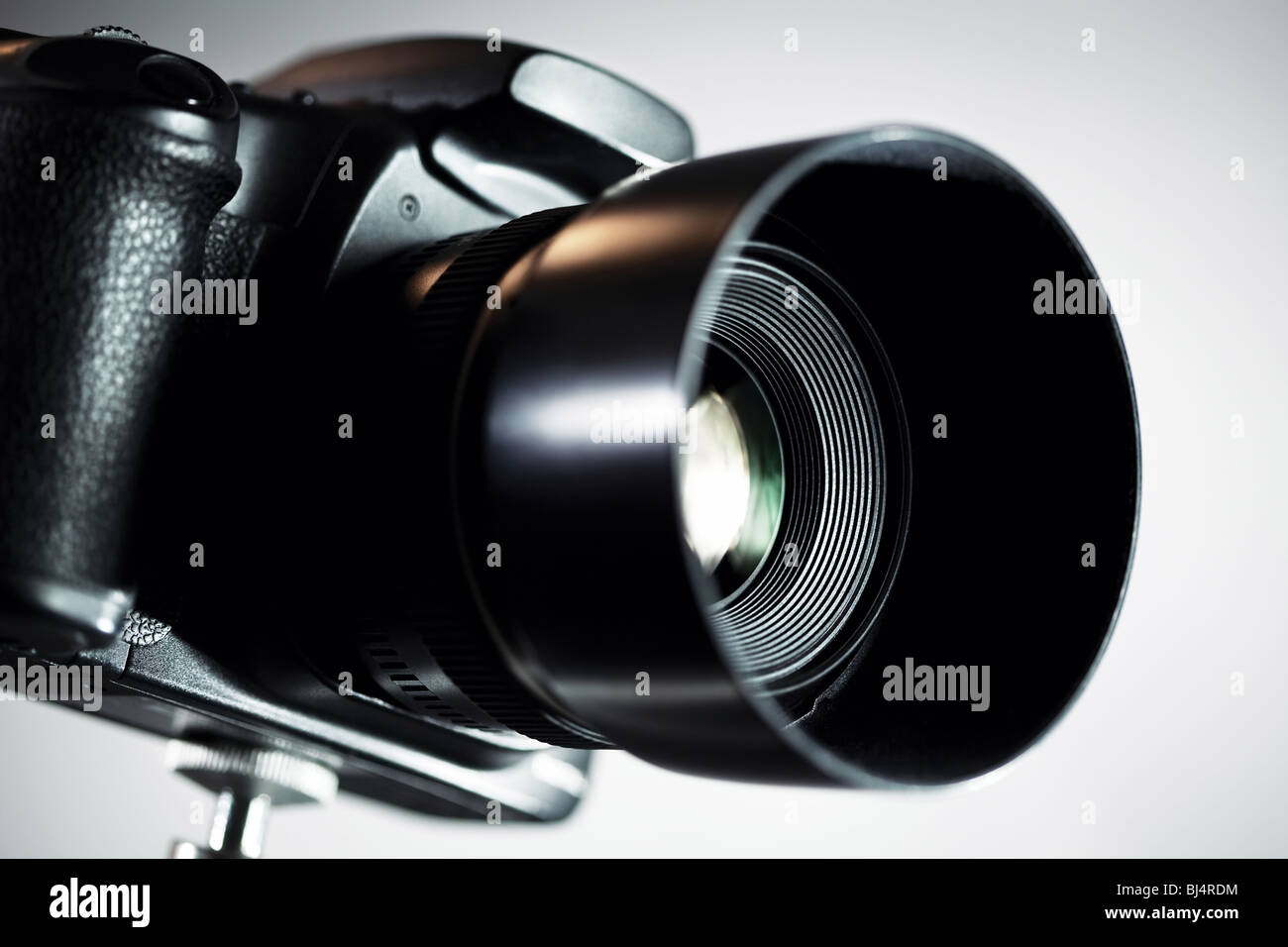 Professionelle DSLR-Kamera auf grauem Hintergrund. Stockfoto