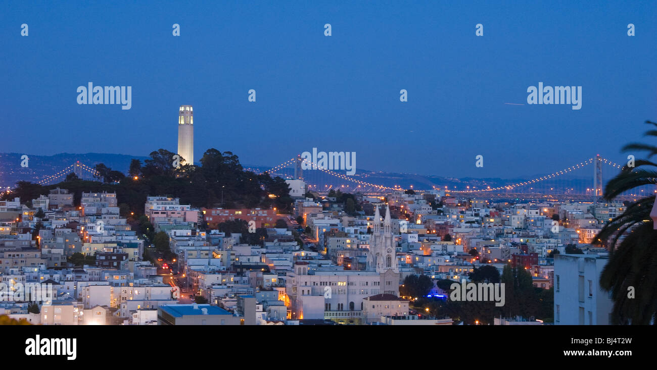 Coit Tower und Telegraph Hill in der Abenddämmerung, San Francisco, Kalifornien, USA Stockfoto