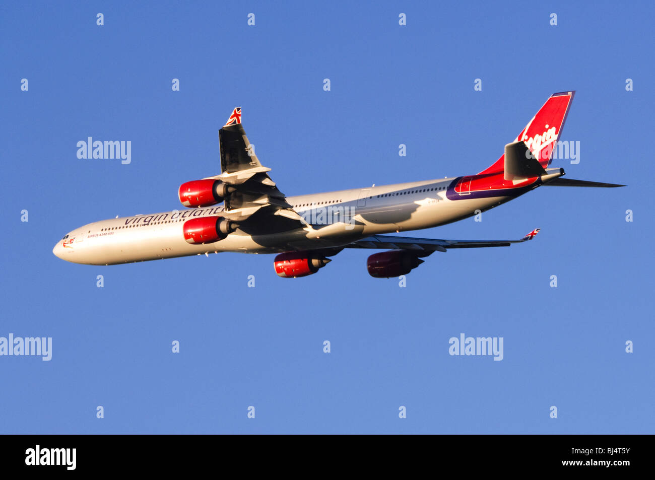 Airbus A340 betrieben von Virgin Atlantic klettern Sie aus nehmen Sie am Flughafen London Heathrow Stockfoto