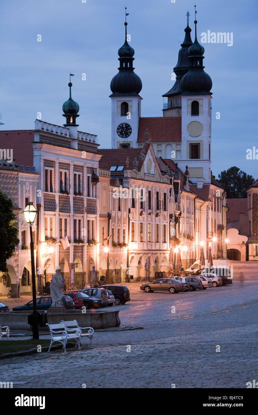 Beleuchteten Platz in Telc, Böhmen - Tschechien, mit Schlosstürmen während der Dämmerung. UNESCO geschützten Kulturerbes. Stockfoto