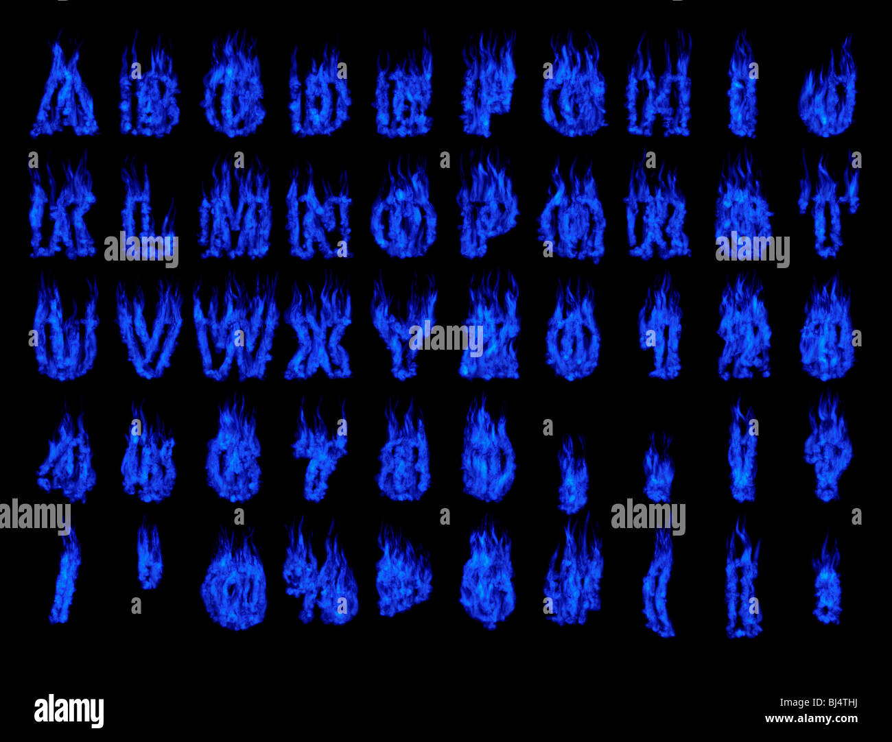 Brennen Sie blaue Alphabet Buchstaben und Zahlen isolierte Silhouetten auf schwarzem Hintergrund. Gerenderte 3D illustration Stockfoto