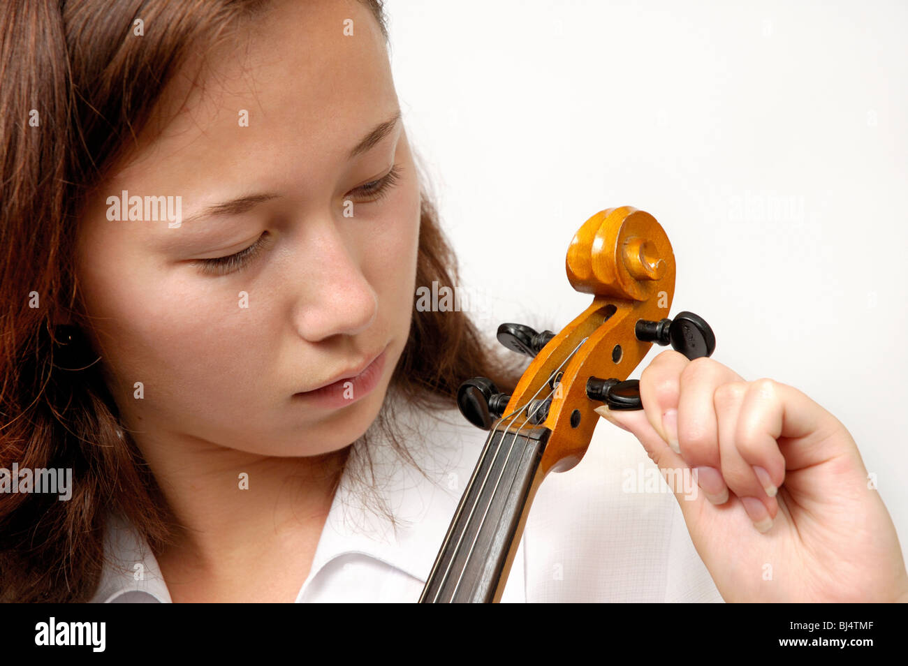 Mädchen tuning Violine isoliert Silhouette auf weißem Hintergrund Stockfoto