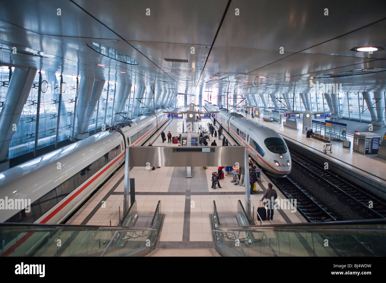 Frankfurt Flughafen Fernbahnhof Zu Terminal 2 www.alamy.de