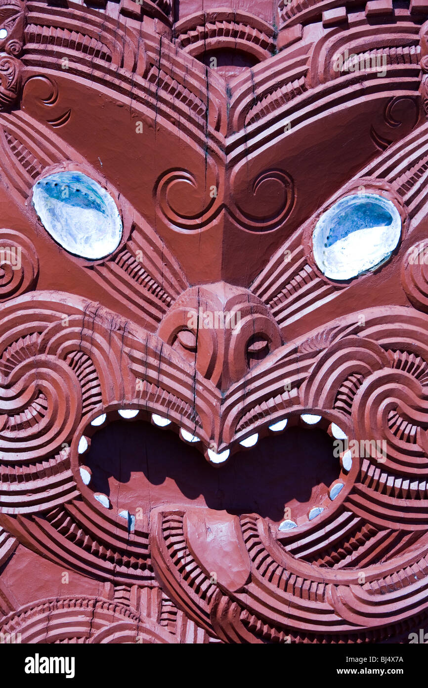 Holzschnitzereien an der Fassade des Rotowhio Marae ein Gemeindehaus in Te Puia ein beliebtes Maori Kultur Zentrum in Rotorua Neuseeland Stockfoto