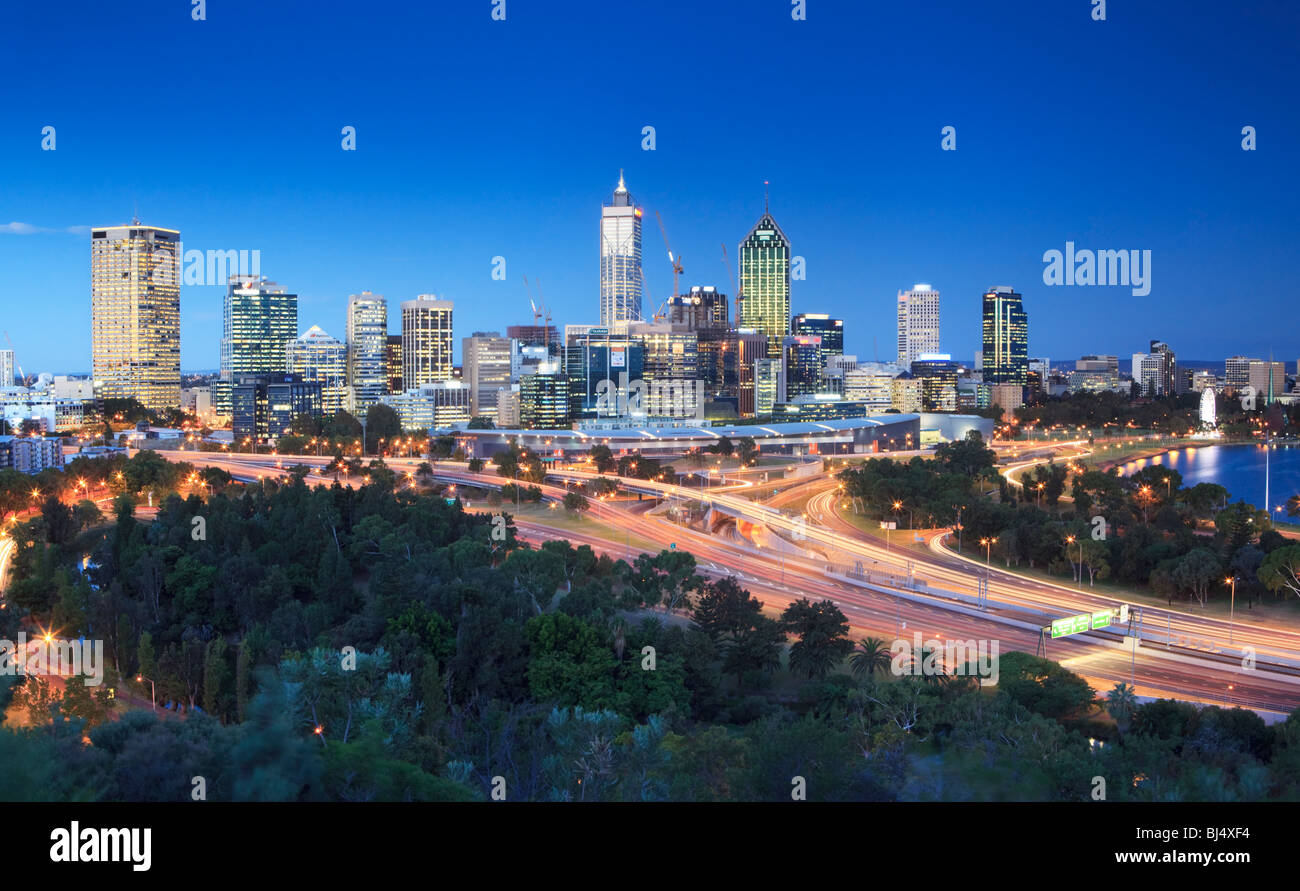 Perth City in der Abenddämmerung. Genommen vom Kings Park. Western Australia. Stockfoto
