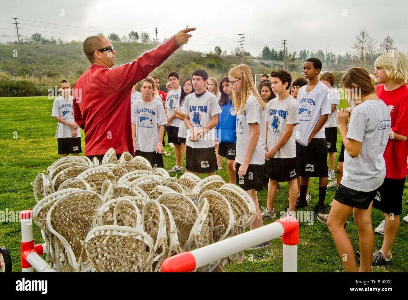 Uniformierte Interrracial Mittelschüler / innen erweisen sich für Sportunterricht im Freien in Aliso Viejo, Kalifornien. Stockfoto