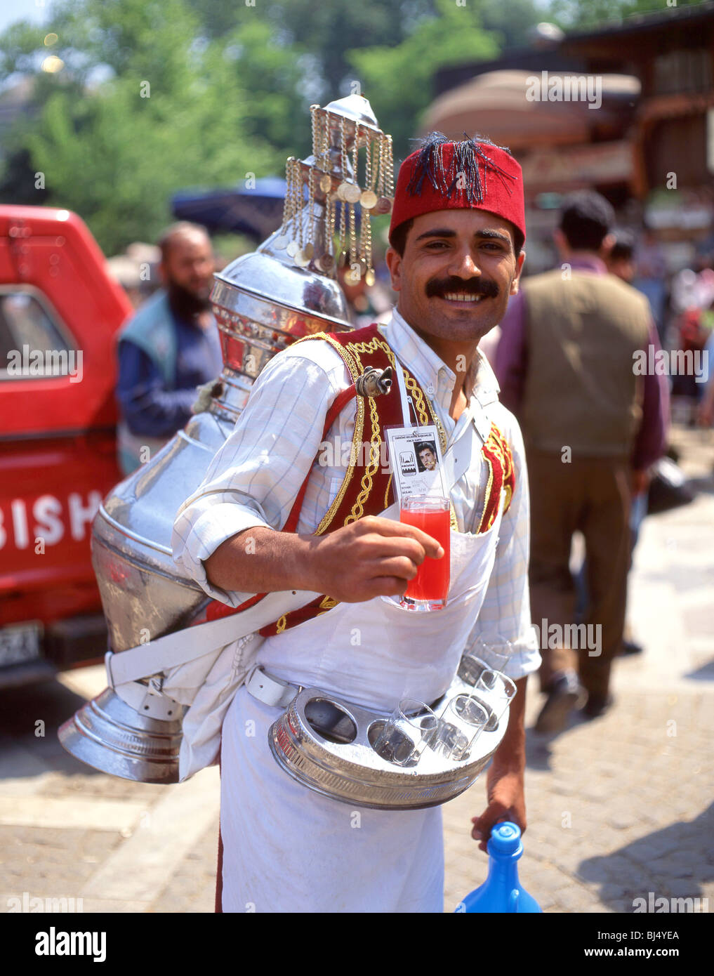 Lächelnder Wasserverkäufer im Gewürzbasar (Misir Carsisi), Istanbul, Provinz Istanbul, Republik Türkiye Stockfoto