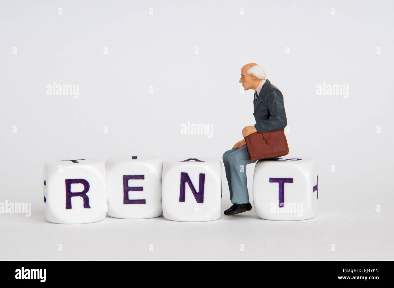 Konzeptuelle Darstellung eines älteren Mannes, der Mietmöglichkeiten mit Briefblöcken in minimalistischer Umgebung erwägt Stockfoto