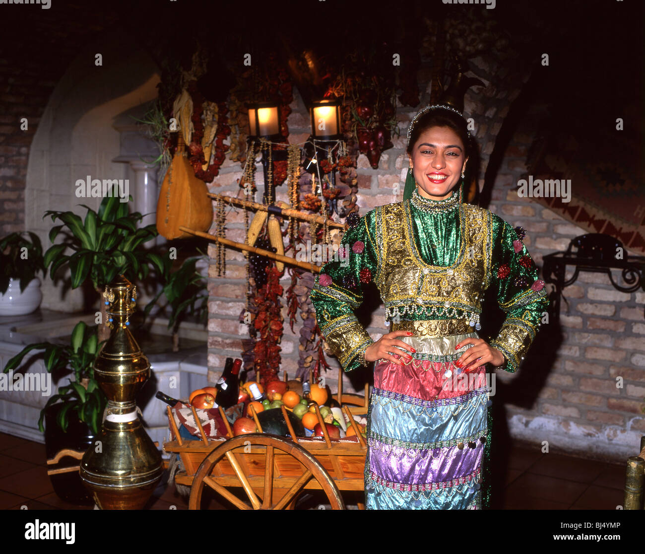 Kellnerin in Nationalkleidung, türkisches Restaurant, Istanbul, Provinz Istanbul, Republik Türkiye Stockfoto