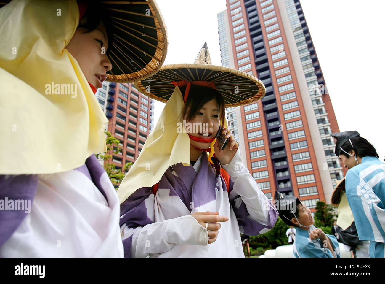 Gekleidet in traditionellen Garbjoin in einem Reis-Pflanzen-Event auf dem Dach eines Gebäudes im Zentrum von Tokio Tokyo-Bewohner Stockfoto