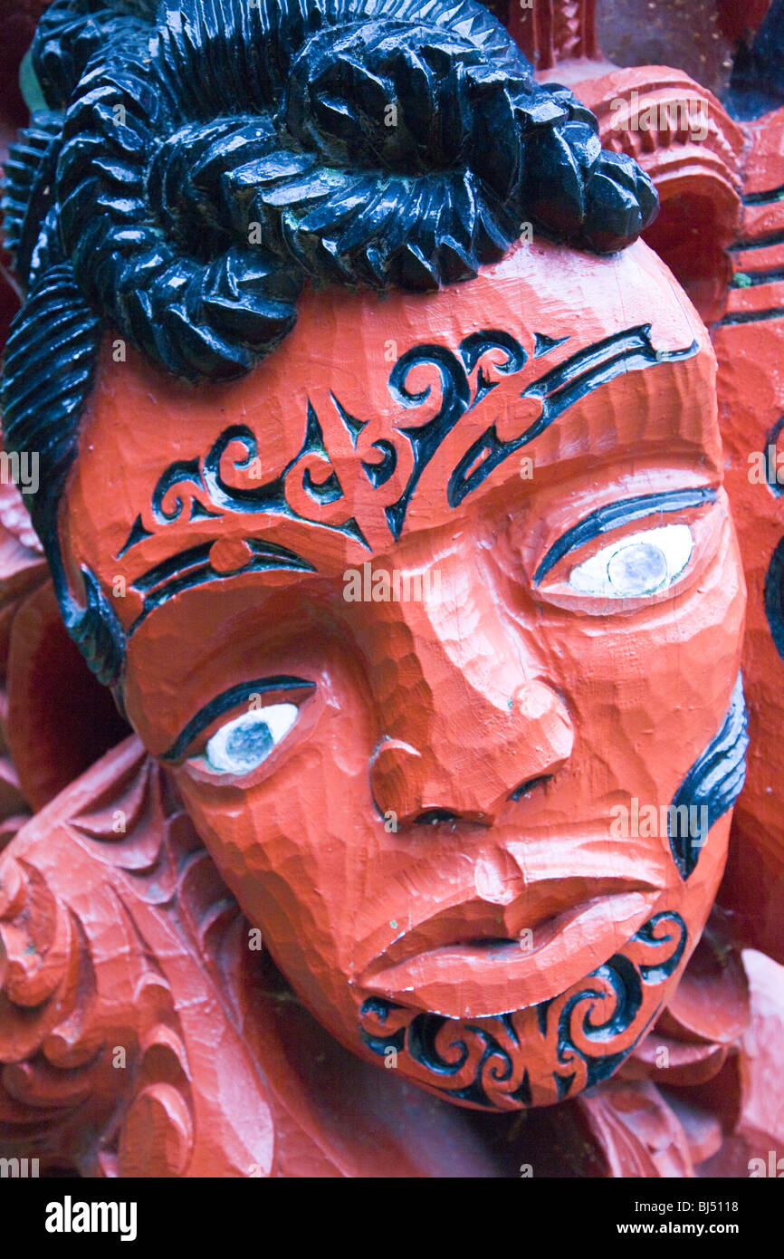 Holzschnitzereien an der Fassade des Rotowhio Marae ein Gemeindehaus in Te Puia ein beliebtes Maori Kultur Zentrum in Rotorua Neuseeland Stockfoto