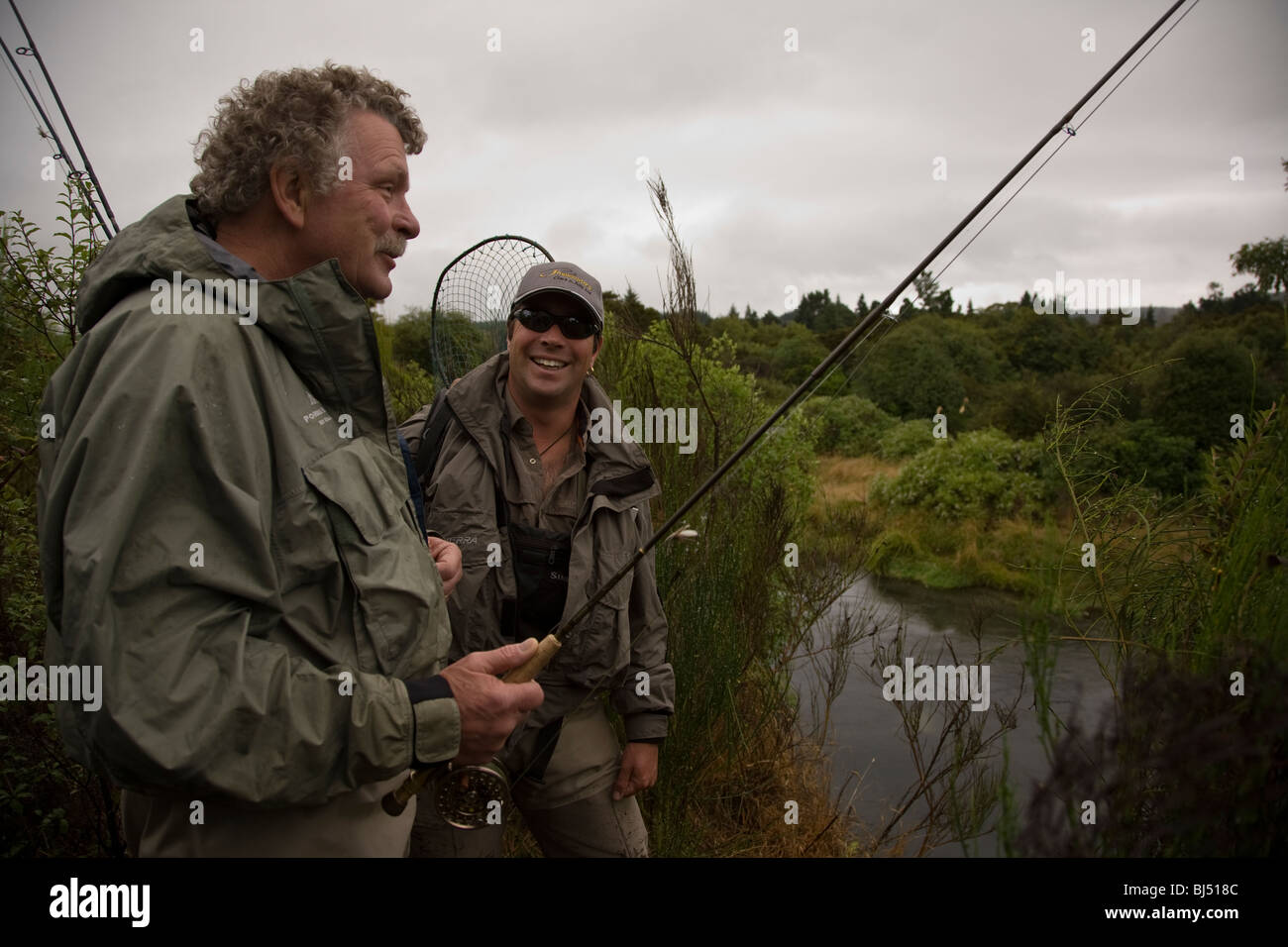 Angeln Guide führt Duncan McDonald Huka Lodge Gast Dave Houser auf eine
