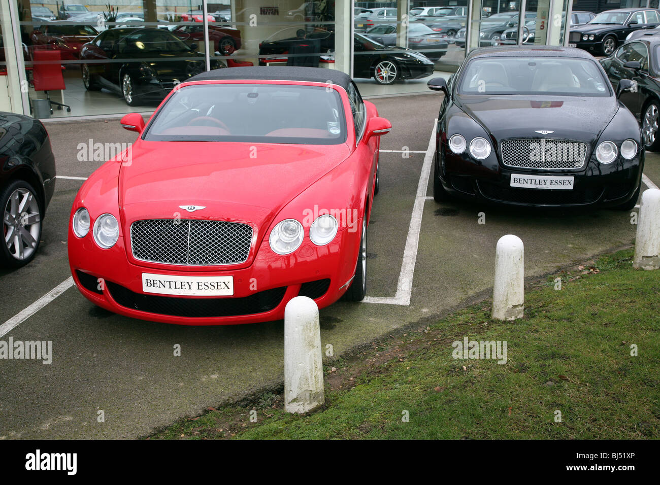 Roten Bentley Neuwagen auf Verkäufe Vorplatz Stockfoto