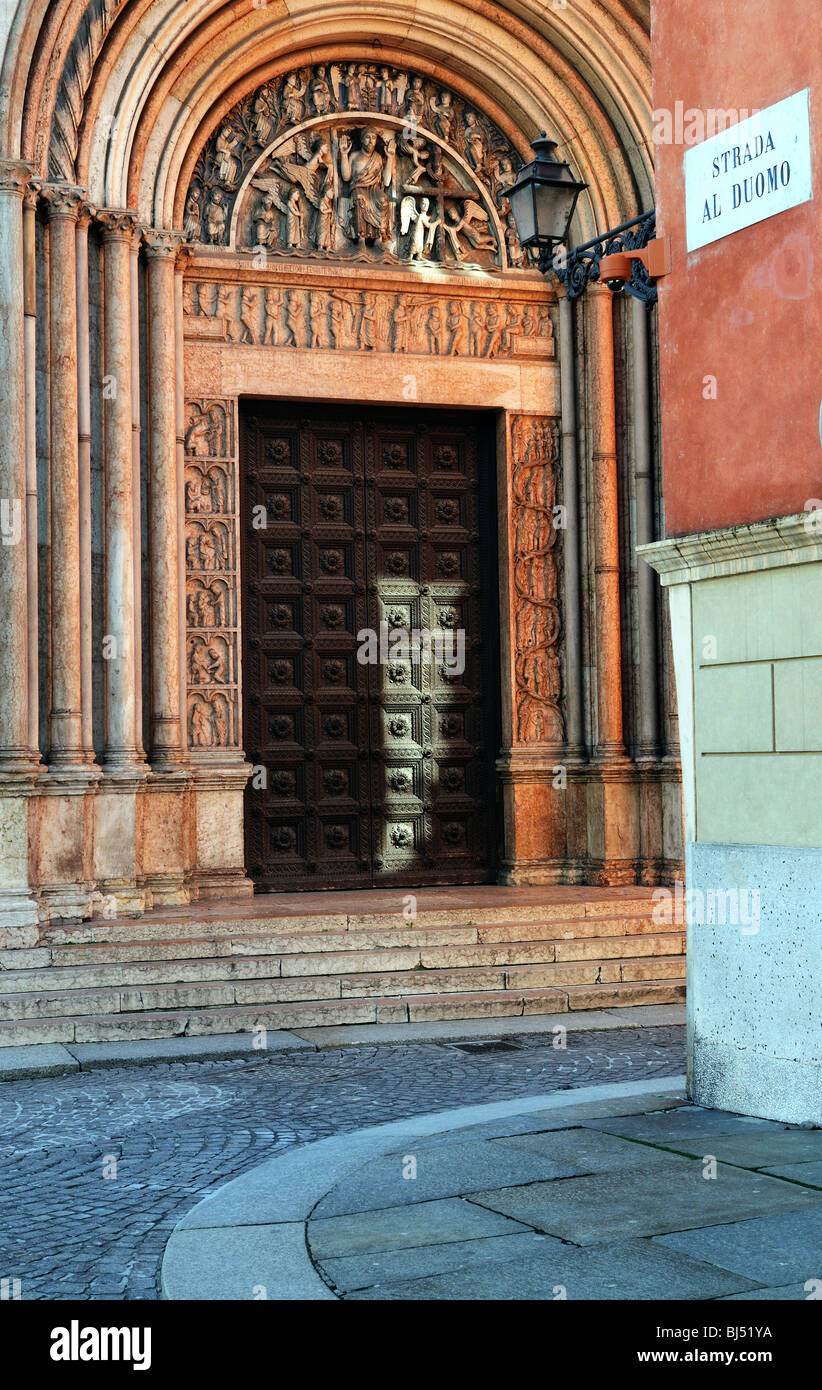 Die Tür des Baptisteriums in Parma, Italien Stockfoto