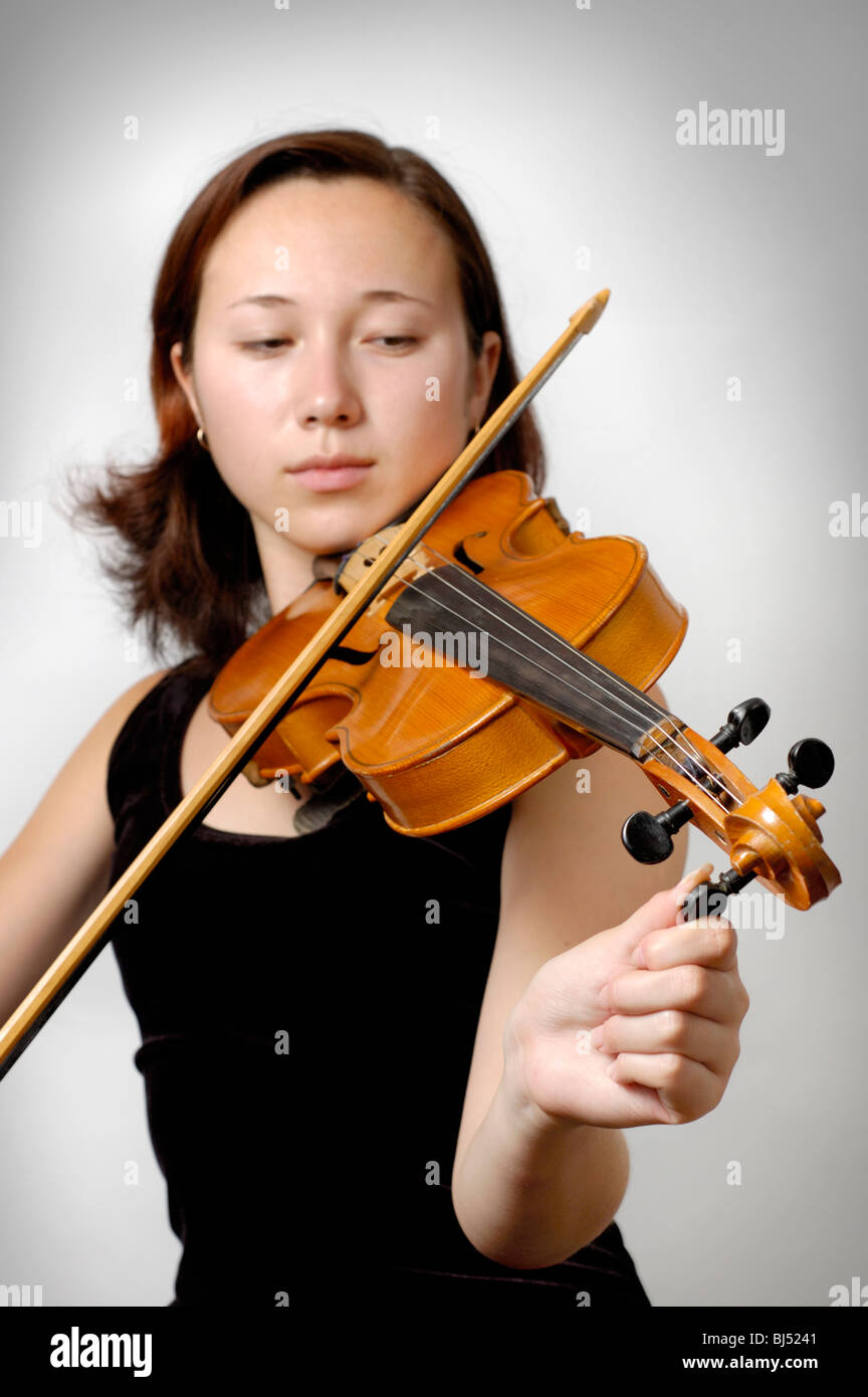 Mädchen tuning Violine isoliert Stockfoto