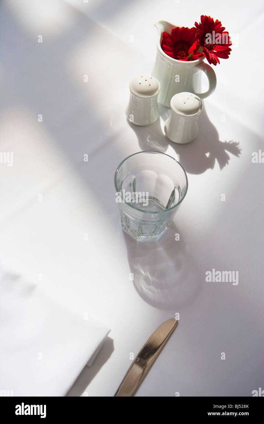 einzigen Ort Tabelle setzen mit Akzent mit roten Blüten Stockfoto