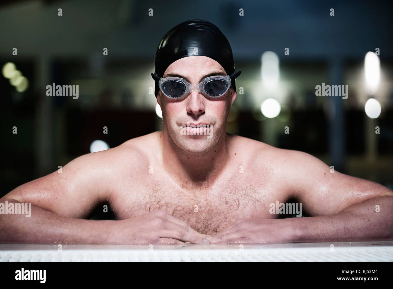 Mann im pool Stockfoto