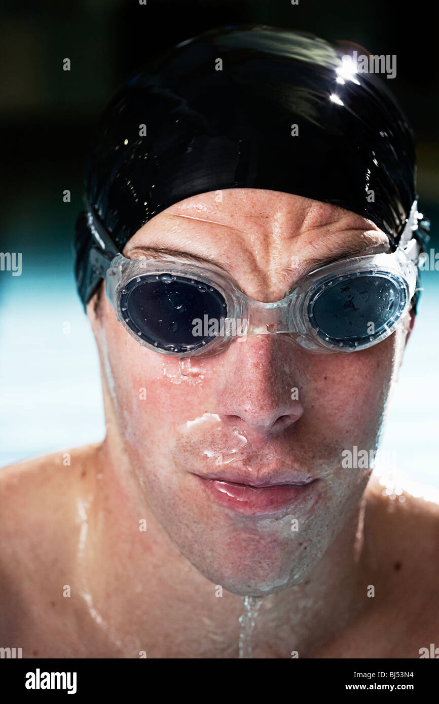 Mann im Pool Stockfoto