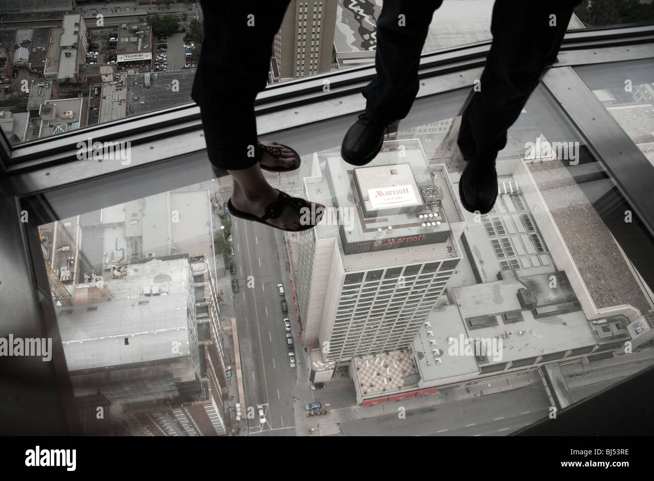 Blick auf die Straße und das Marriot Hotel aus Calgary Tower, Alberta, Kanada Stockfoto
