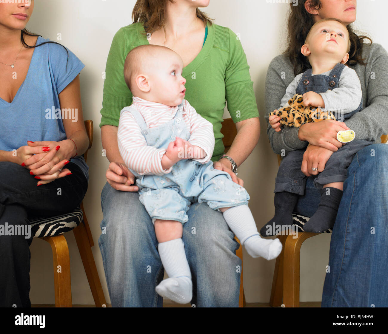 Frauen und Babys im Wartezimmer Stockfoto