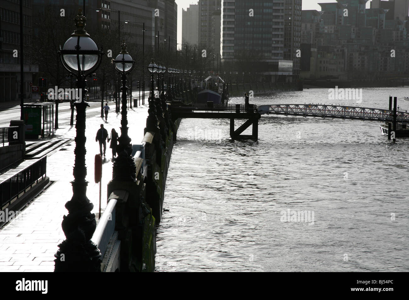 Fußgänger zu Fuß entlang der Themse-Pfad an der Themse bei Albert Embankment, Lambeth, London, UK Stockfoto