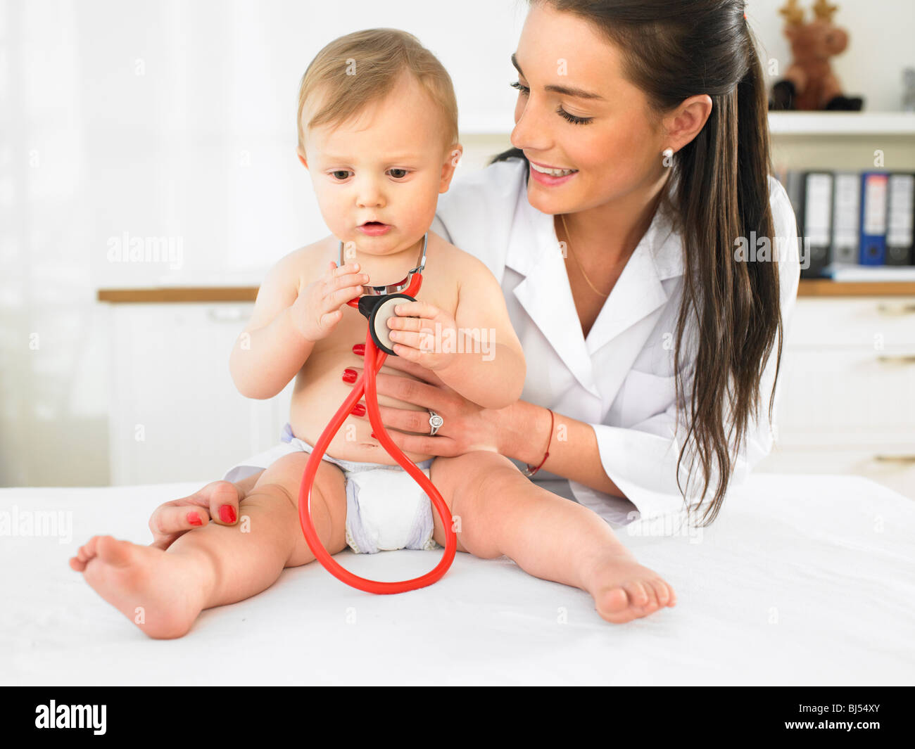Kinderarzt und baby Stockfoto
