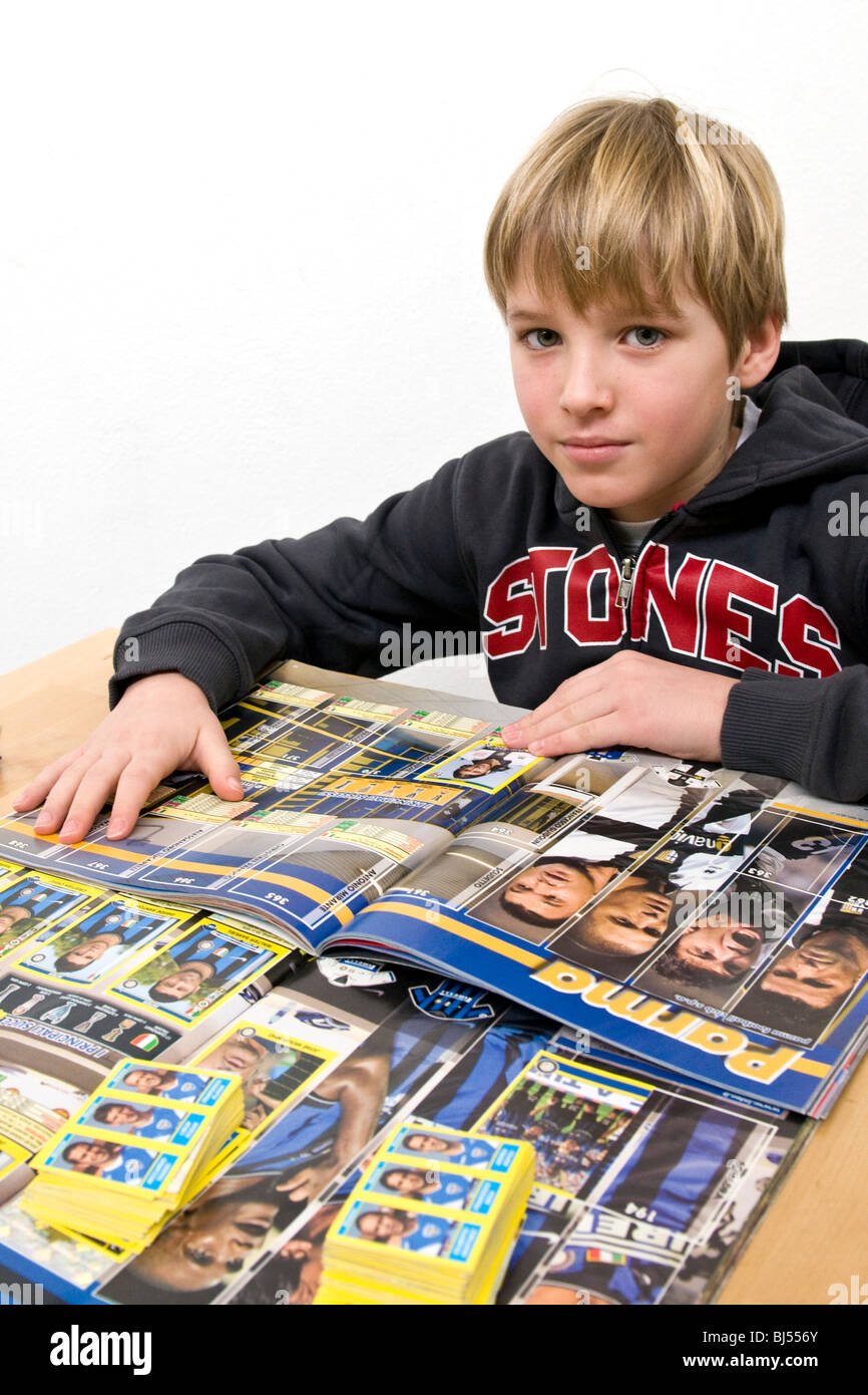 Kind mit Fußball Sammlung Karten Stockfoto