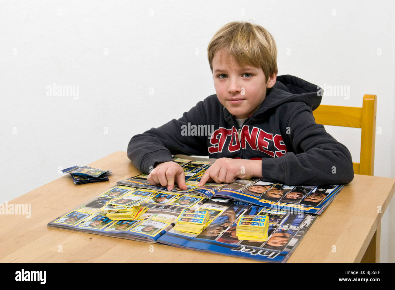 Kind mit Fußball Sammlung Karten Stockfoto