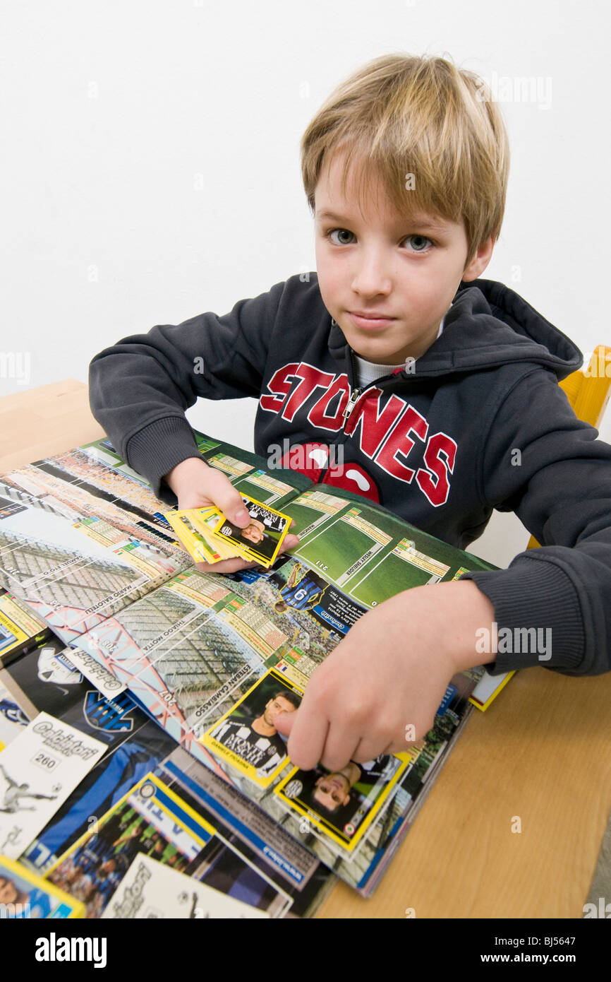 Kind mit Fußball Sammlung Karten Stockfoto