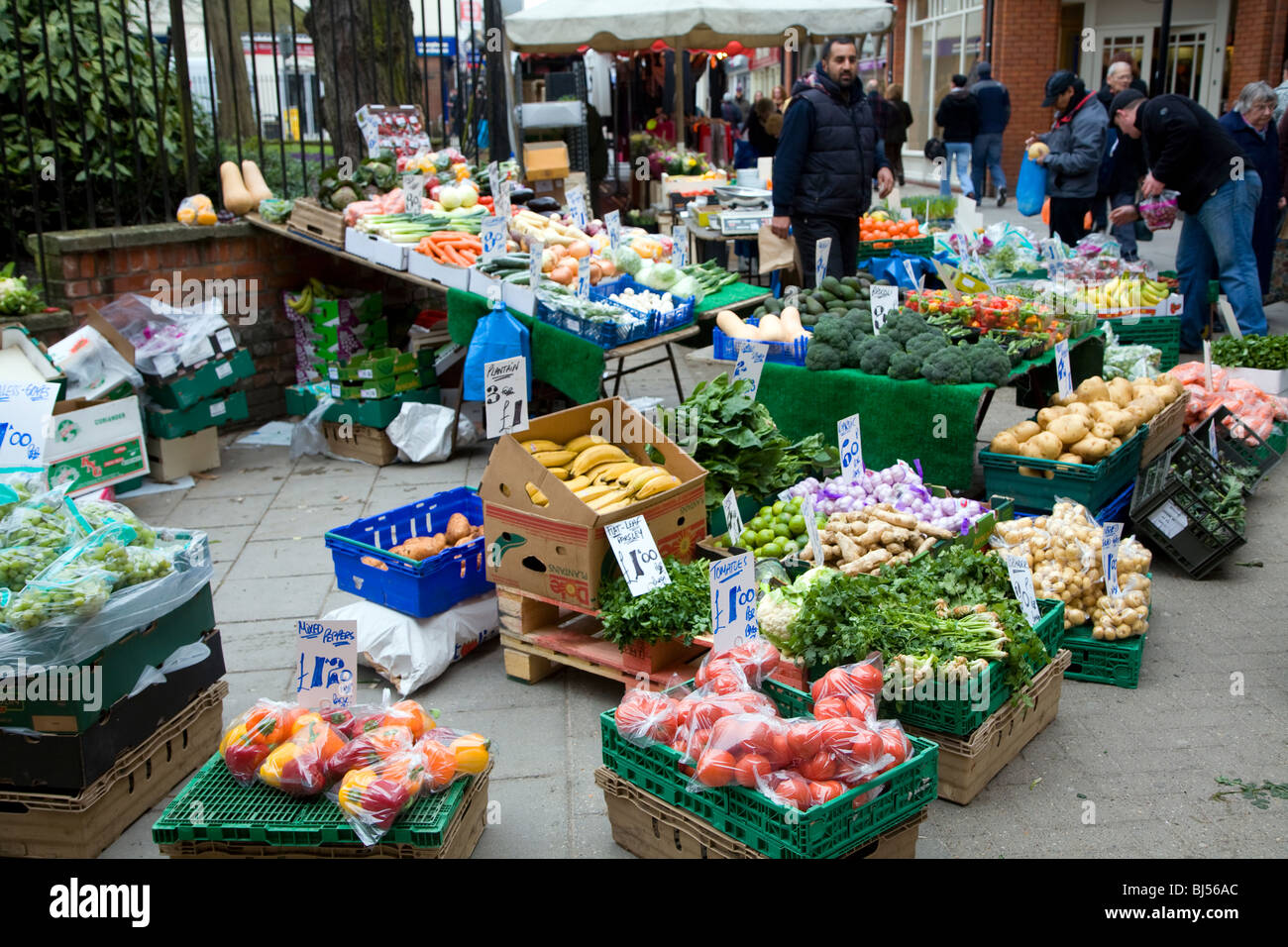 Straßenmarkt mit Obst und Gemüse, darunter auch exotische tropische Sorten Stockfoto