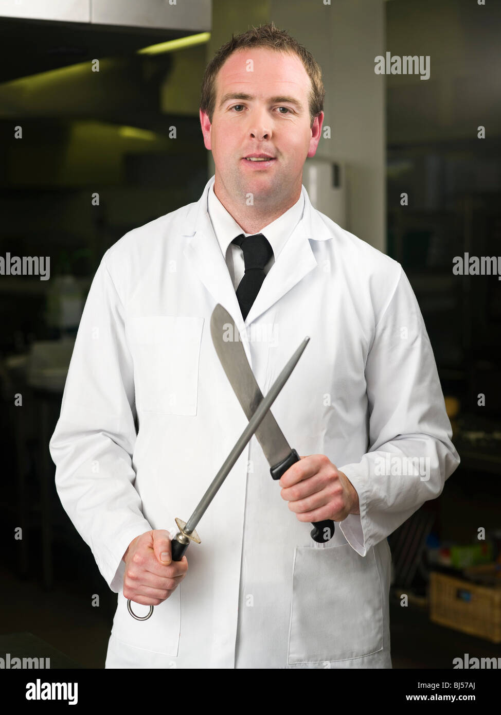Ein Metzger sein Messer schärfen Stockfoto