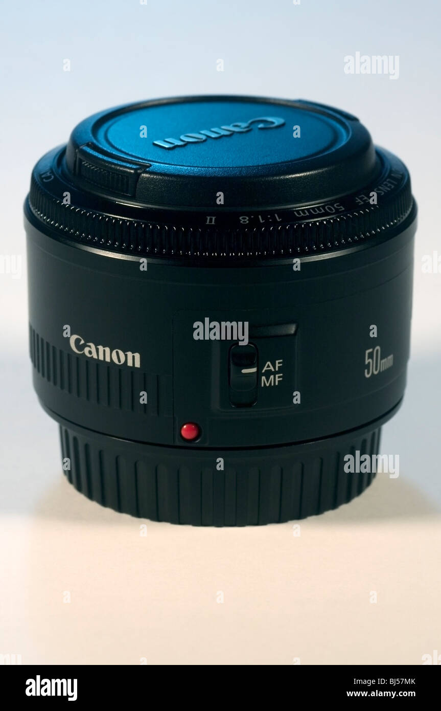 Nahaufnahme von einem Canon EF 50mm f/1.8 II Objektiv Autofokus. Stockfoto