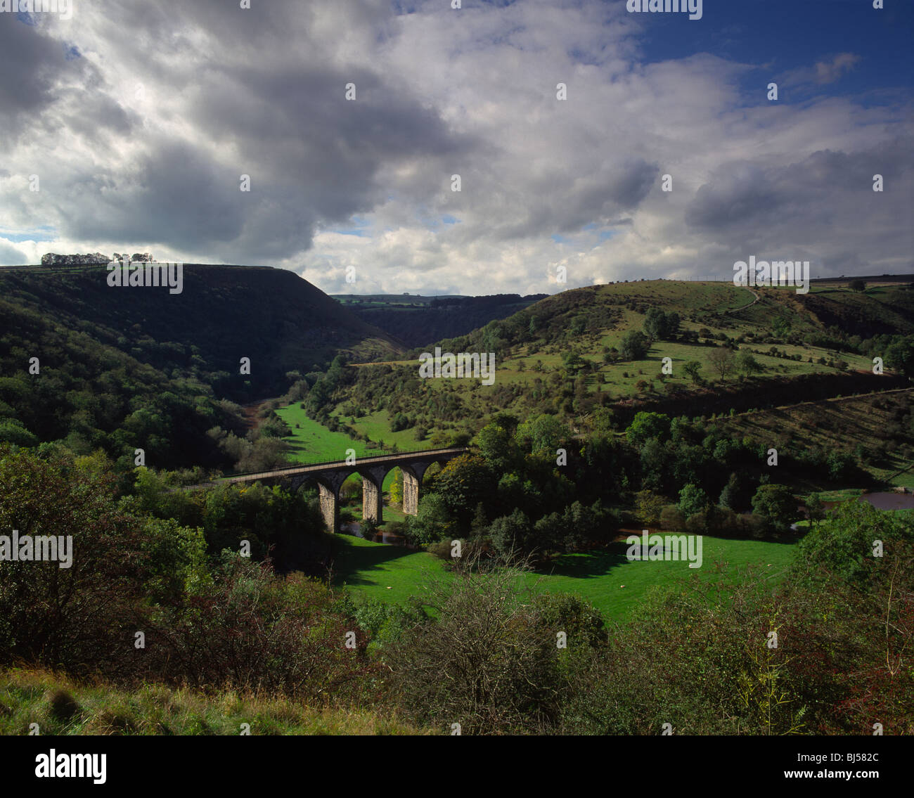 Monsal Dale und Monsal Viadukt von Monsal Kopf, Peak District National Park, Derbyshire Stockfoto