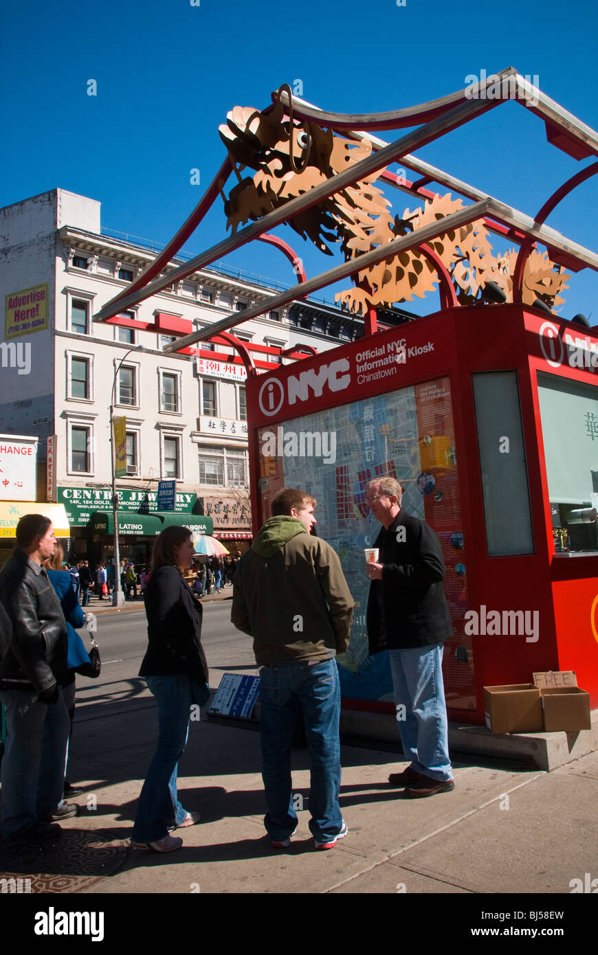 Touristen vor der NYC offizielle Informations-Kiosk an der Canal Street in Chinatown in New York Stockfoto