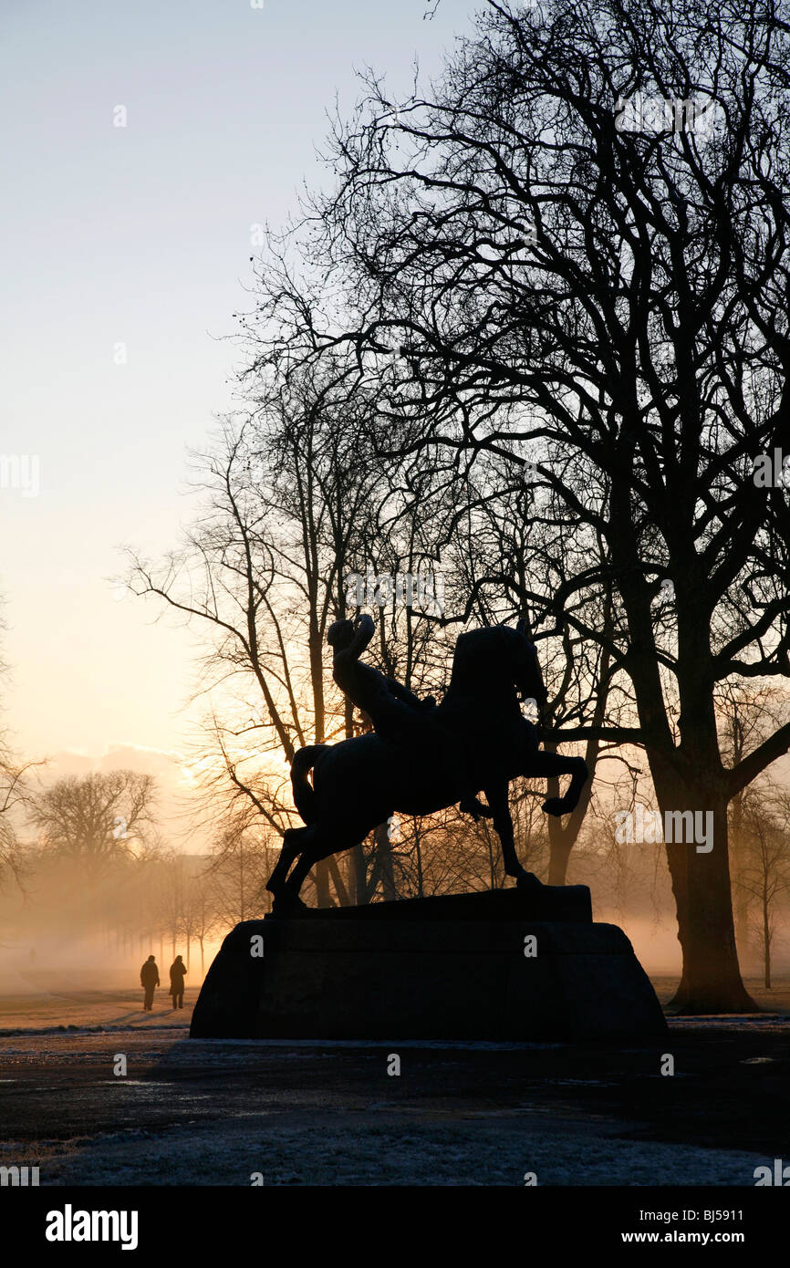 Frost und Nebel hüllen die körperliche Energie Statue, Kensington Gardens, London, UK Stockfoto