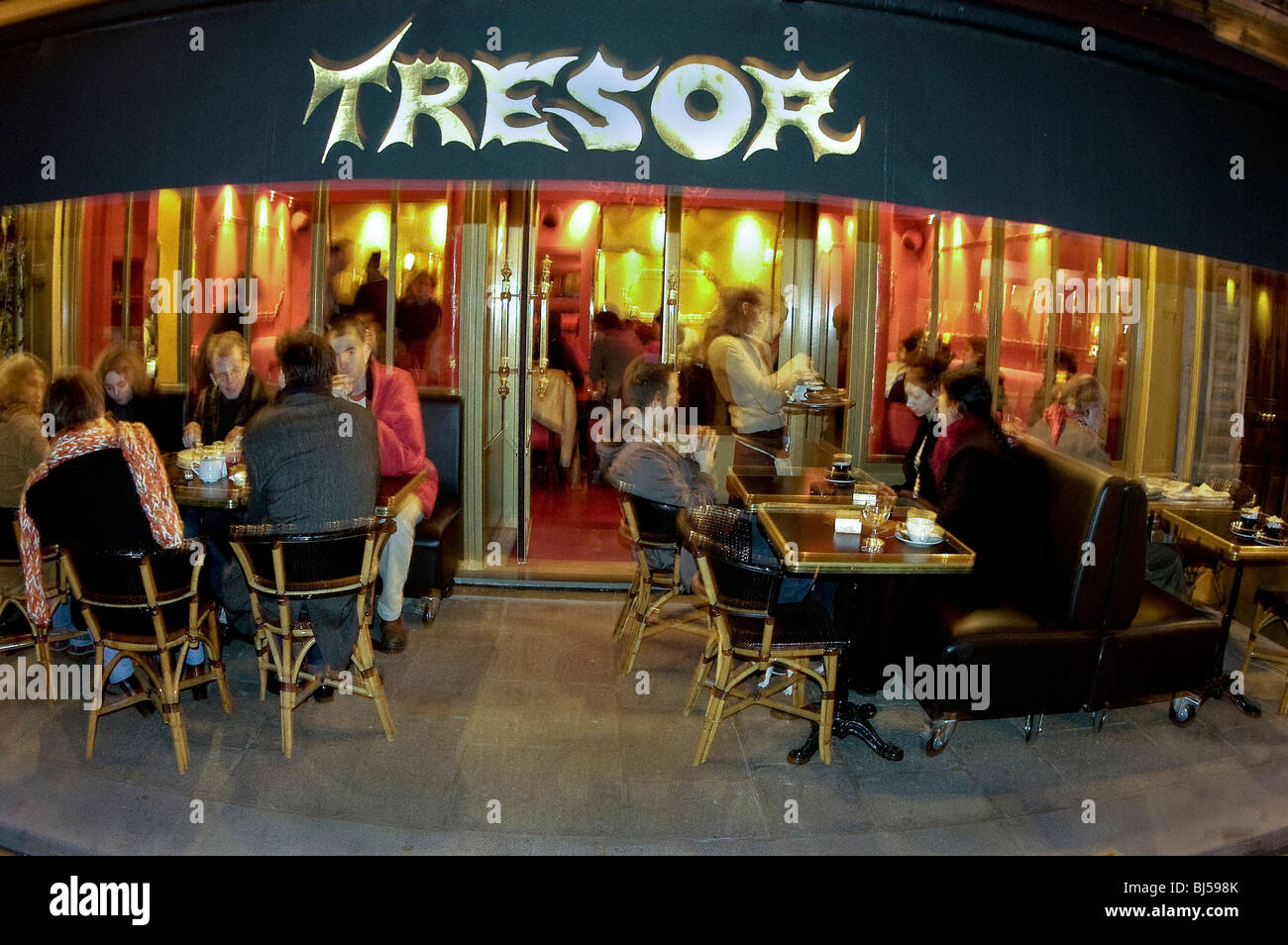 PARIS, Frankreich - Personen, die Getränke auf Terrassentischen teilen, Café/Bar Terrasse 'Le Trésor' in Le Marais, nächtliche Pariser Straßencafé-Szene, Gay District of paris Drinks Stockfoto