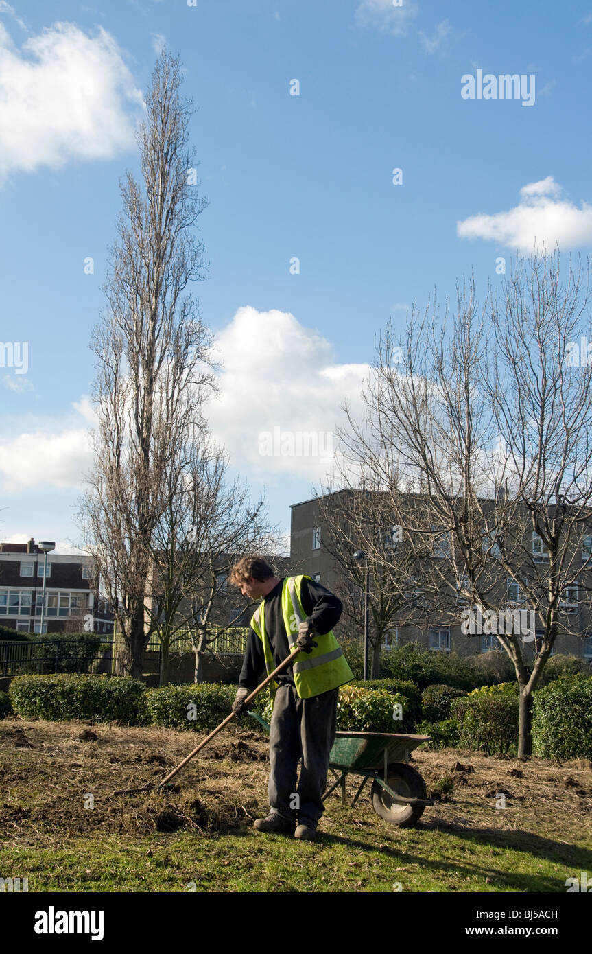 UK-Gärtner, die Arbeiten im Rat Gehäuse Tower Hamlets London Immobilien Stockfoto
