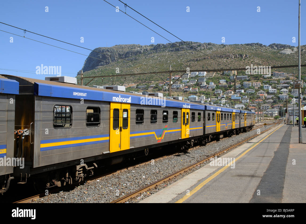 Metrorail-s-Bahn am Bahnhof von Fish Hoek, die Strecke einen Küstenweg von Kapstadt in Simonstown S Africa führt Stockfoto