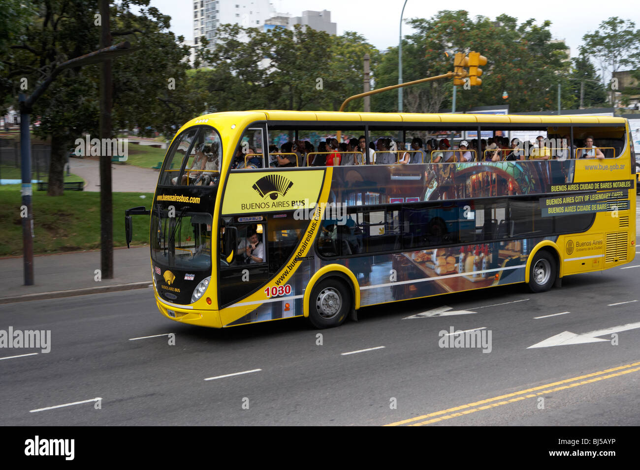 Buenos Aires bus Tour Reisen durch Capital federal Buenos Aires Republik Argentinien in Südamerika mit Motion blur Stockfoto