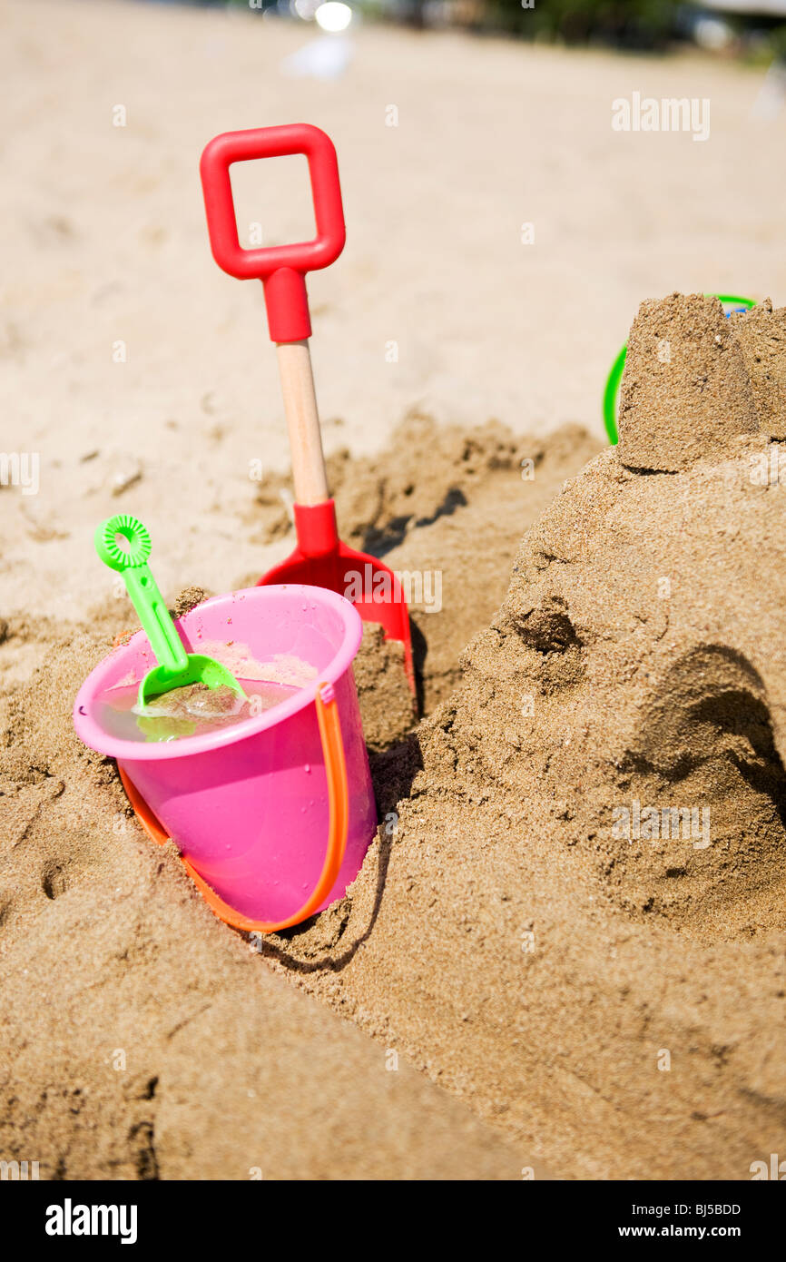 Kunststoff-Spielzeug am Strand im sand Stockfoto