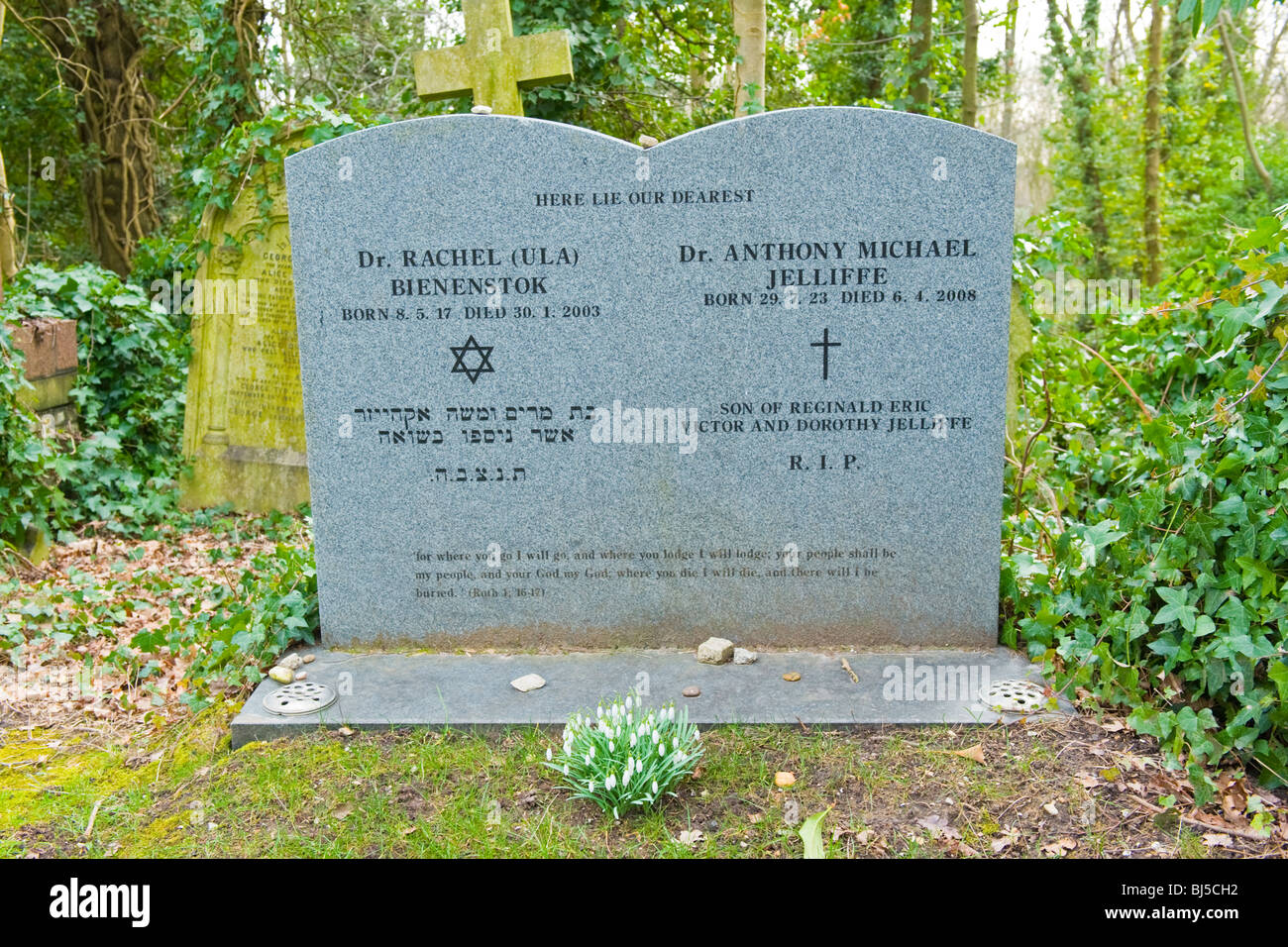 Highgate Cemetery, gemeinsame Grab & Grabstein des jüdischen Dr. Rachel Ula Bienenstok & Malteser Christian Dr Anthony Michael Jelliffe Stockfoto