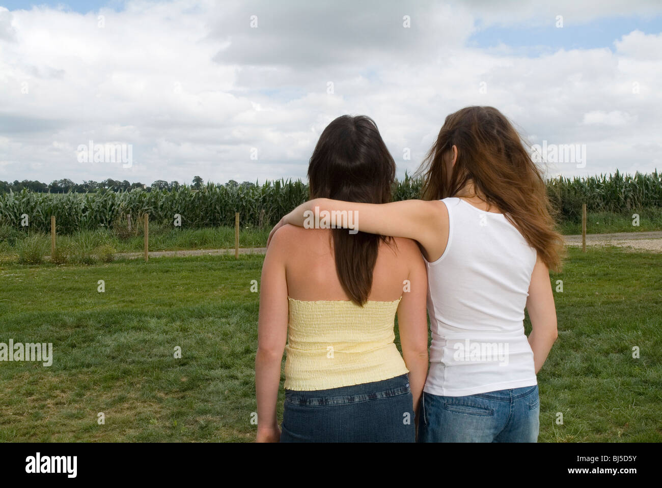 Landschaft, bewölkt, Freundschaft, Mädchen, Solidarität, Rücken, teilen, teilen, Feld Stockfoto